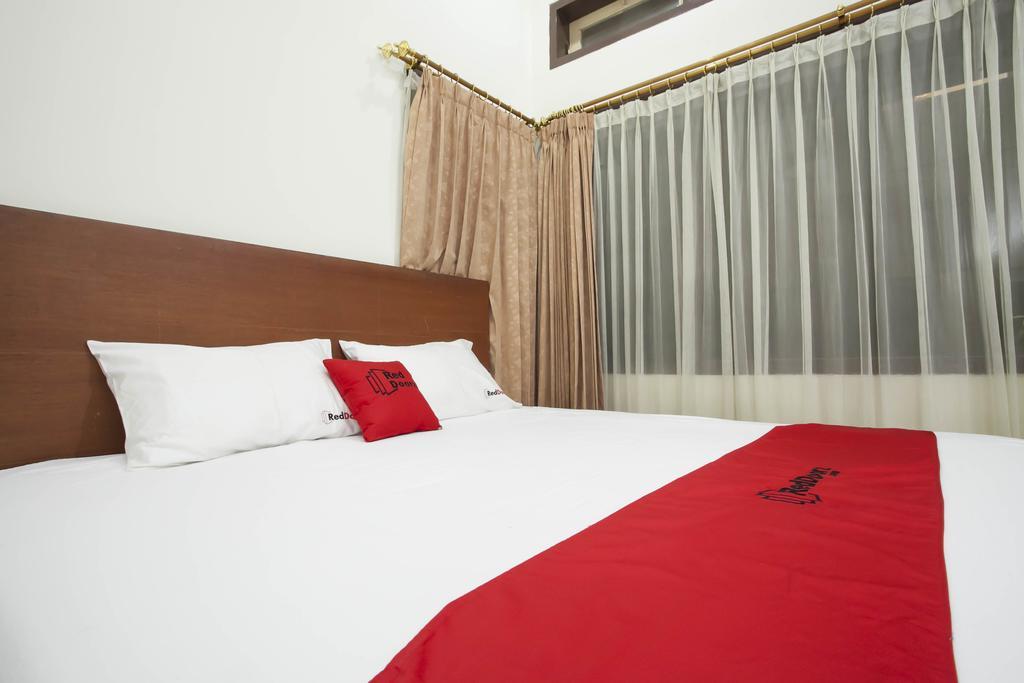 Reddoorz Near Balai Kota Surabaya Hotel Exterior photo