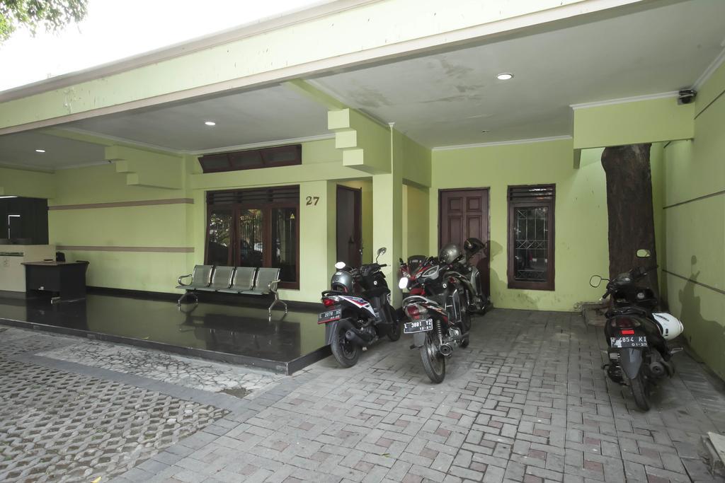 Reddoorz Near Balai Kota Surabaya Hotel Exterior photo