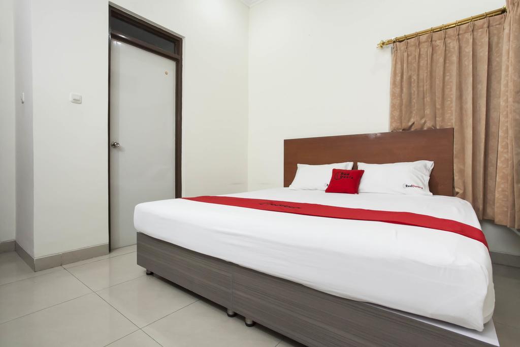 Reddoorz Near Balai Kota Surabaya Hotel Exterior photo